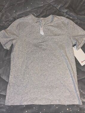 lululemon athletica Heather Light Gray Short Sleeve Crew size small
